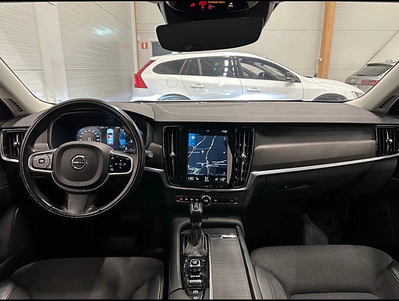 Volvo V90 Cross Country 8 of 16