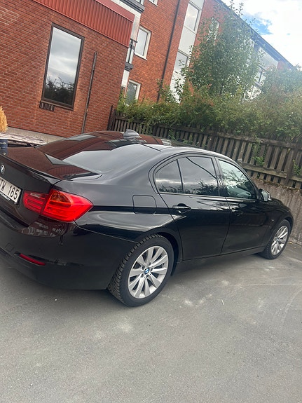 BMW 320d 2 of 4