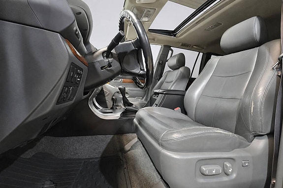 Toyota Land Cruiser 12 of 30