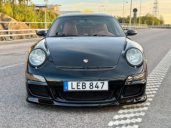 Porsche 911 Carrera S 2 of 18