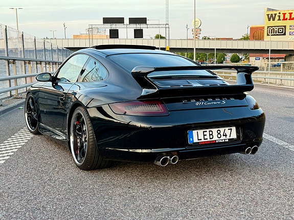 Porsche 911 Carrera S 11 of 18