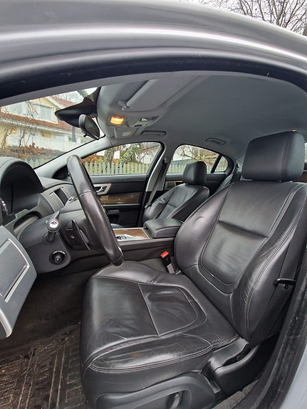 Jaguar XF 8 of 11