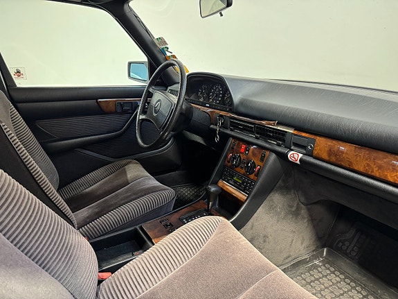 Mercedes-Benz 300 SE 13 of 18
