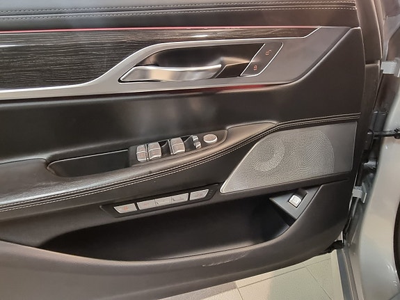 BMW 740d 14 of 18