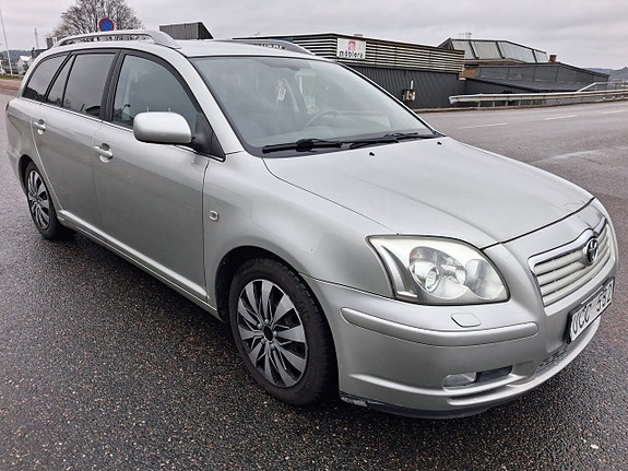 Toyota Avensis 2 of 5