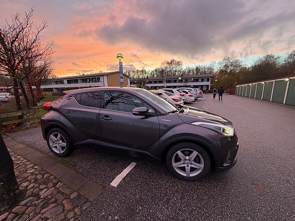Toyota C-HR 3 of 5