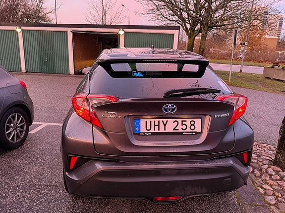 Toyota C-HR 4 of 5