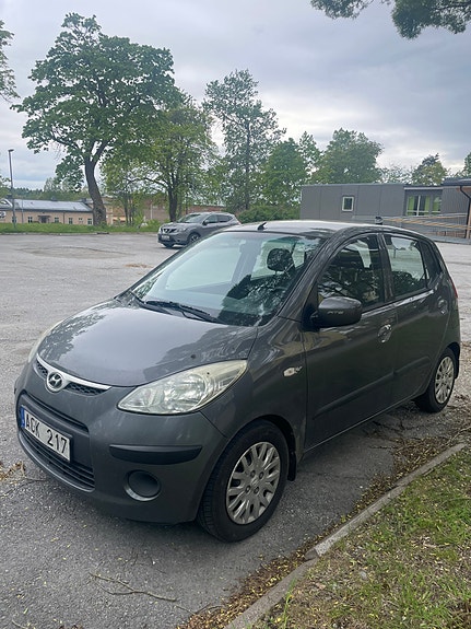 Hyundai i10 2 of 5