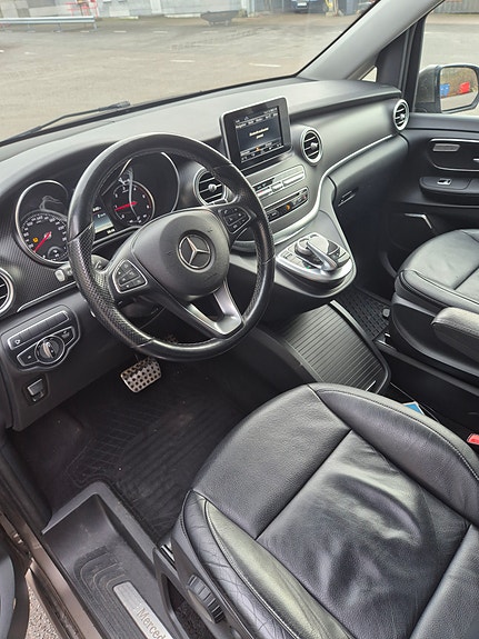 Mercedes-Benz V250 4 of 5