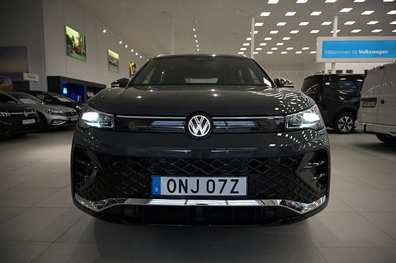 Volkswagen Tiguan 3 of 5