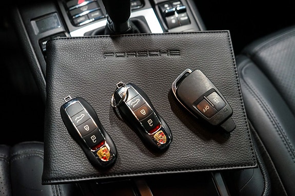 Porsche Macan 27 of 27