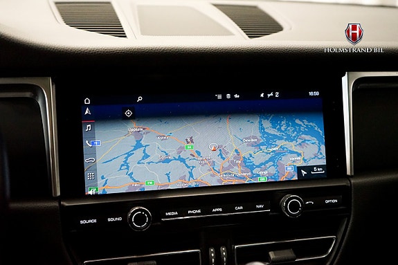 Porsche Macan 21 of 27