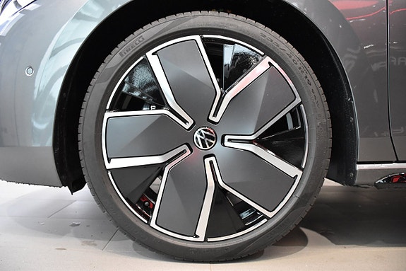 Volkswagen Passat 9 of 28