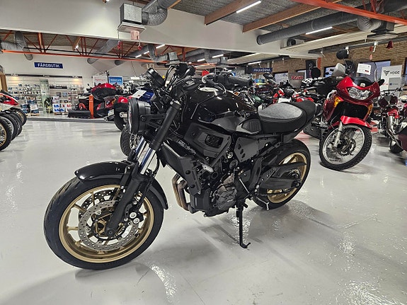 Yamaha XSR700 2 of 5