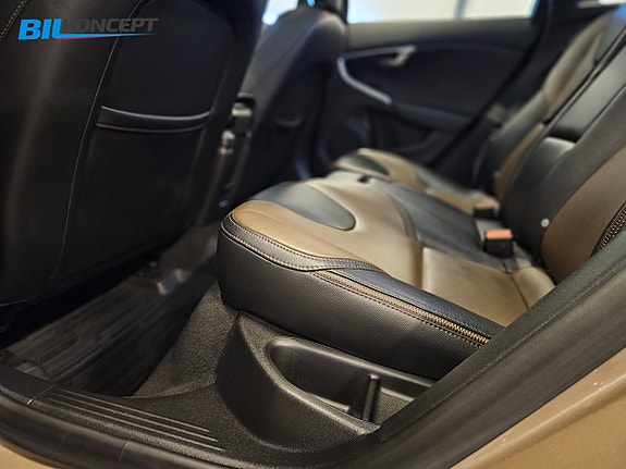 Volvo V40 Cross Country 13 of 25
