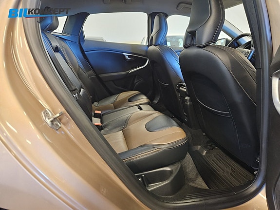 Volvo V40 Cross Country 11 of 25