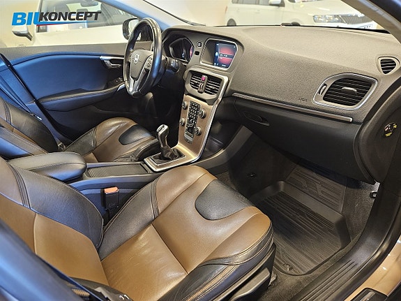 Volvo V40 Cross Country 10 of 25