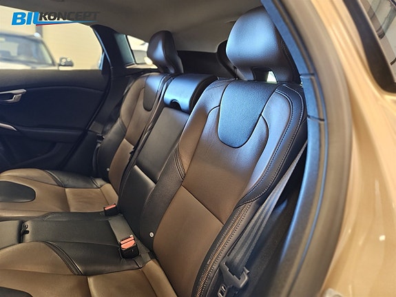 Volvo V40 Cross Country 14 of 25