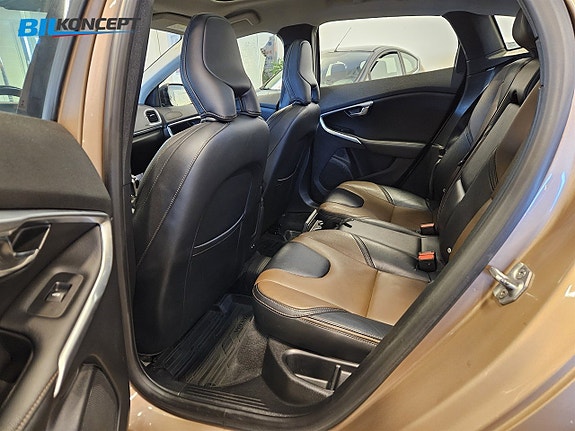 Volvo V40 Cross Country 13 of 20