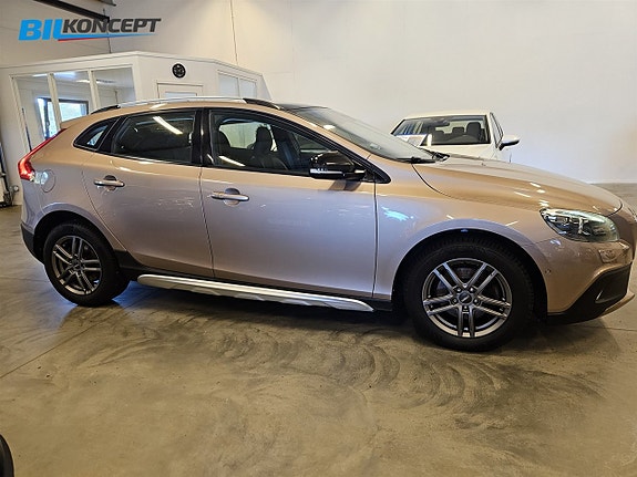 Volvo V40 Cross Country 8 of 25