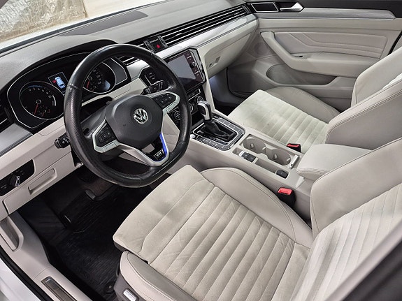 Volkswagen Passat 2 of 5