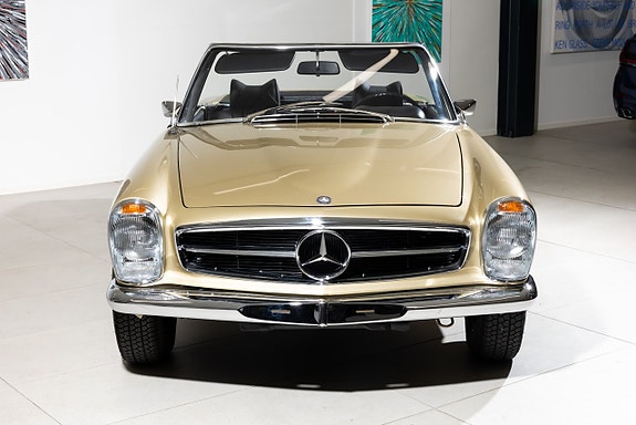 Mercedes-Benz 280 SL 16 of 20
