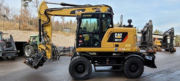 Cat M317F / Leica / 5740tim