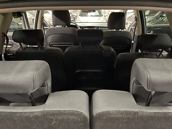 Kia Carens 10 of 12