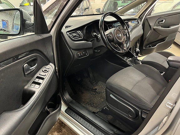 Kia Carens 7 of 12