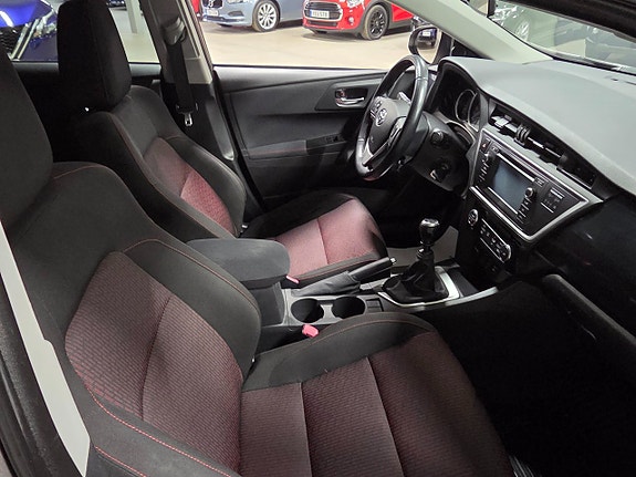 Toyota Auris 7 of 11
