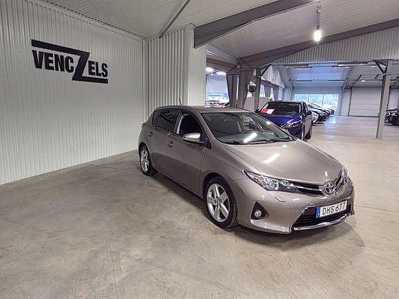 Toyota Auris 2 of 5