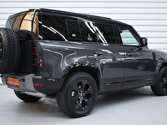 Land Rover Defender 110 4 of 5