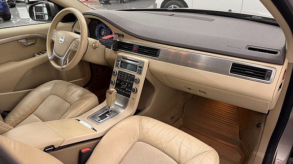 Volvo V70 3 of 5