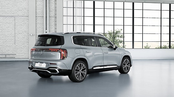 Mercedes-Benz GLB250+ 4 of 5