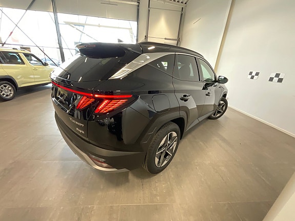 Hyundai Tucson 2 of 5