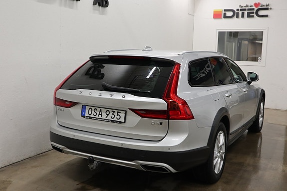 Volvo V90 Cross Country 2 of 5