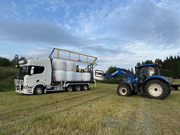Hakarps - lastväxlarflak med hydrauliska sidor för balar
