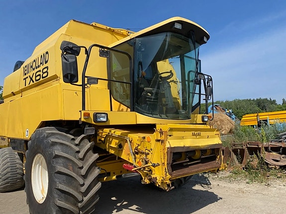 New Holland TX68