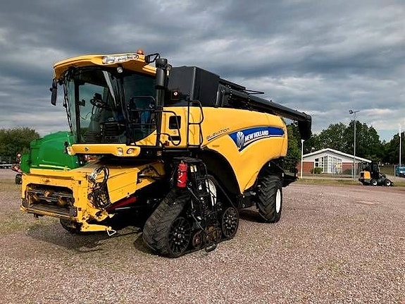 New Holland CX 8080 Elevation 3 of 5
