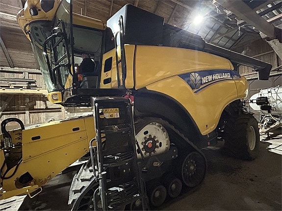 New Holland CR 9090 2 of 5