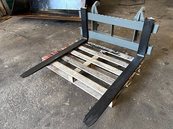 Pallgafflar: XYZ. 2500 kg. Fäste: Trima/SMS/Ålö 3/Euro,