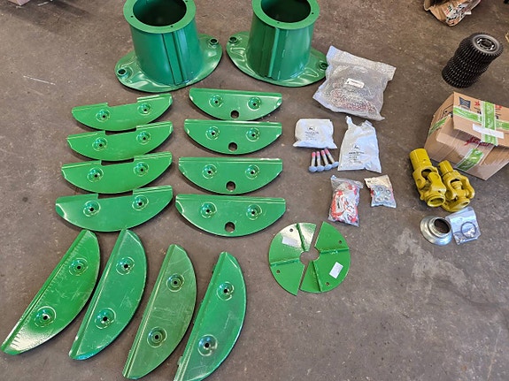 Delar till John Deere slåtterkross, nya.