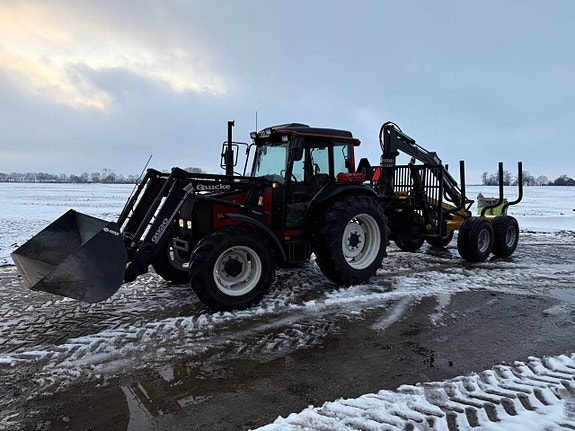 Traktor Valtra Valmet 700 med Skogsvagn Moheda M101