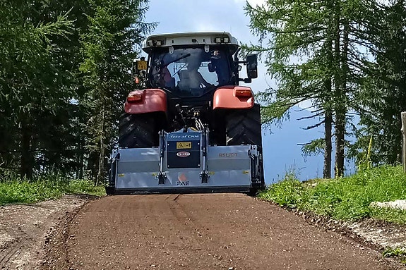 Förstärk och underhåll grus / skogsbilvägar med din traktor.