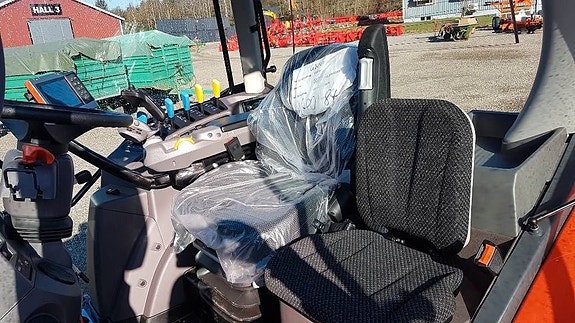 Kubota M 6-142 6 of 7