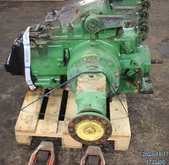 John Deere 3140 3 of 6