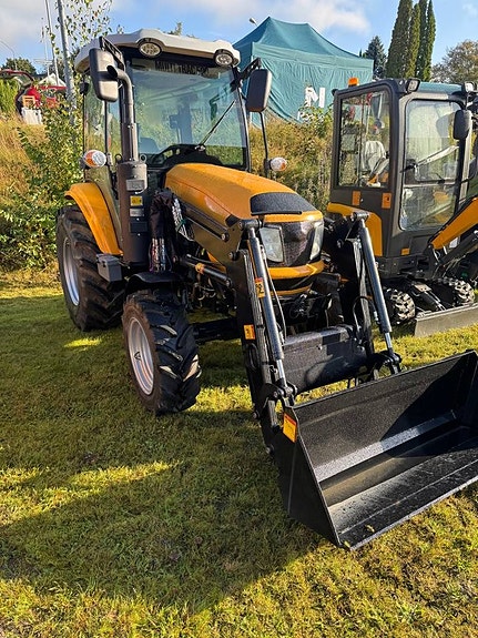 Traktor Multitrac 500