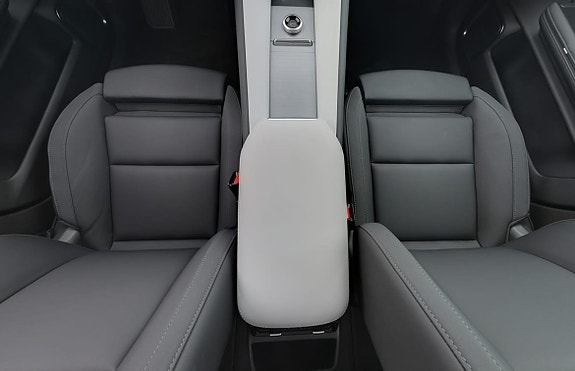 Polestar 4 9 of 16