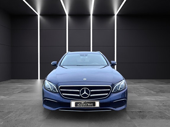 Mercedes-Benz E200 2 of 5