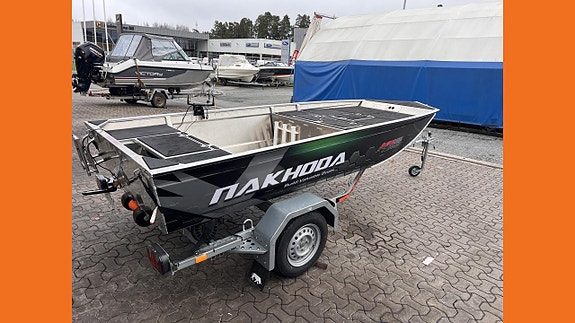 Nakhoda NJ 1450 Bass, Lowrance och hamnkapell